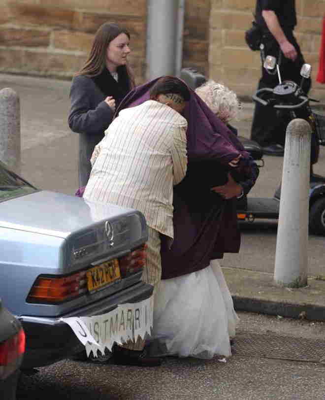 Cinayətkara ərə getmək üçün həbsxanaya gəlinlikdə getdi -  FOTOLAR